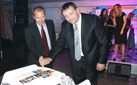 Austrotherm-Chef Peter Schmid und Slavisa Gajic, Geschäftsführer Austrotherm Bosnien, beim Anschnitt der Jubiläumstorte.